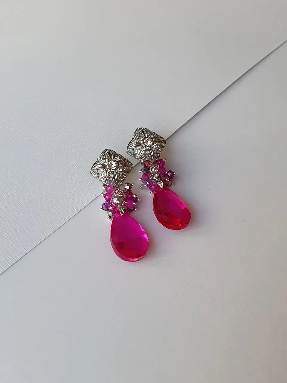 Aros plateados con cristal fucsia y racimo 3