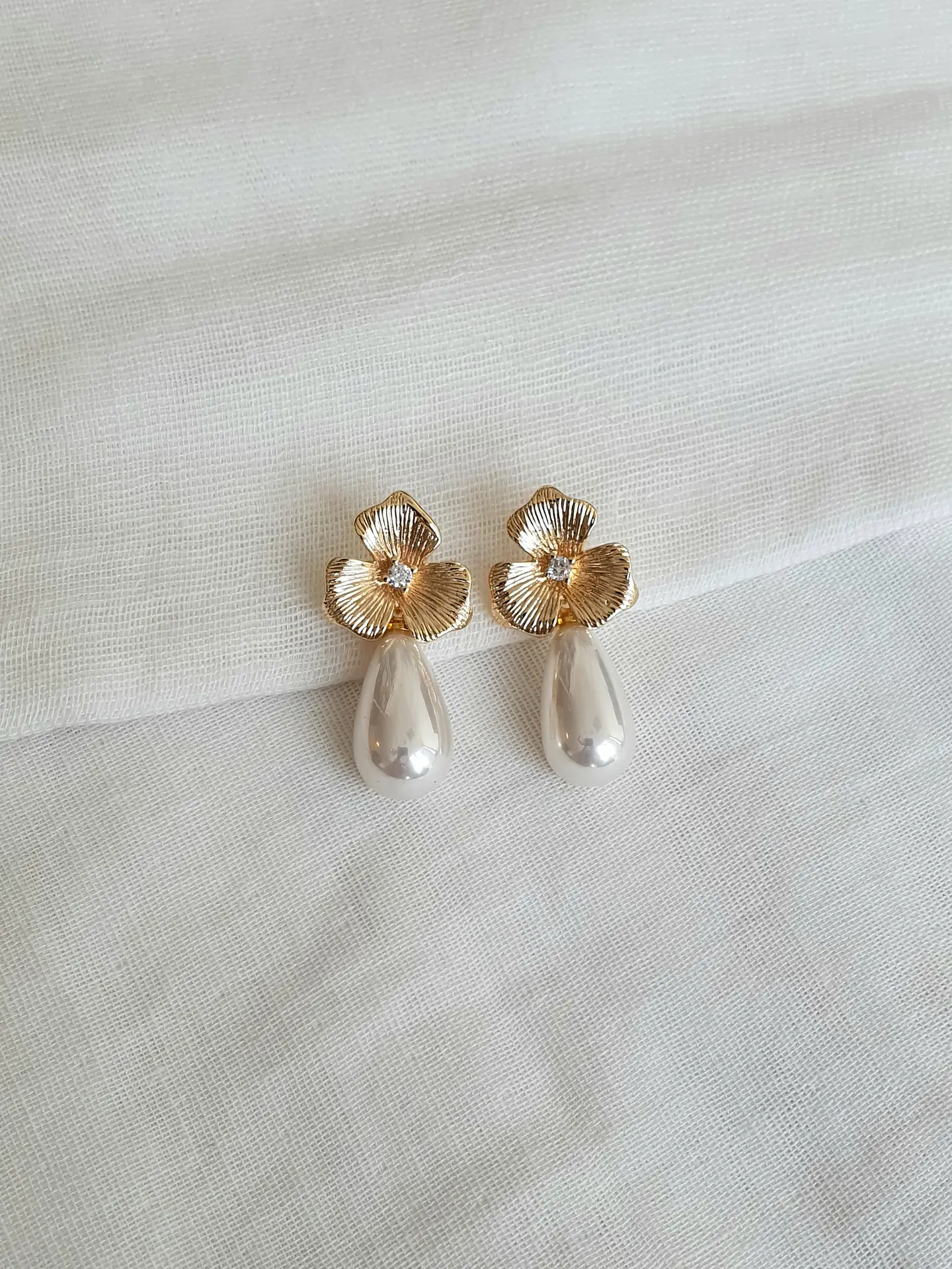 Aros flor con circonita y perla 2