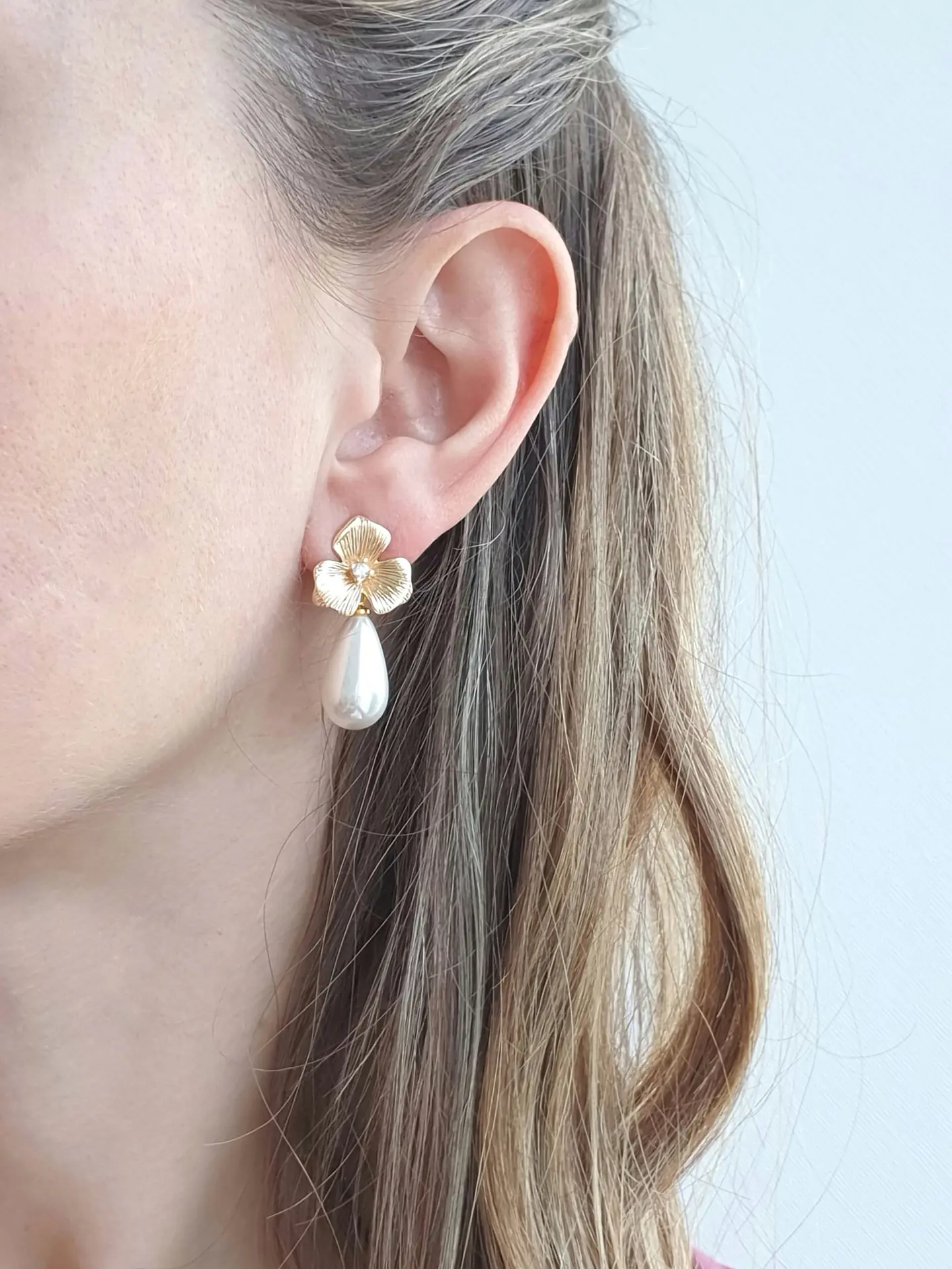 Aros flor con circonita y perla 3