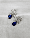 Aros flor plateada con cristal azul