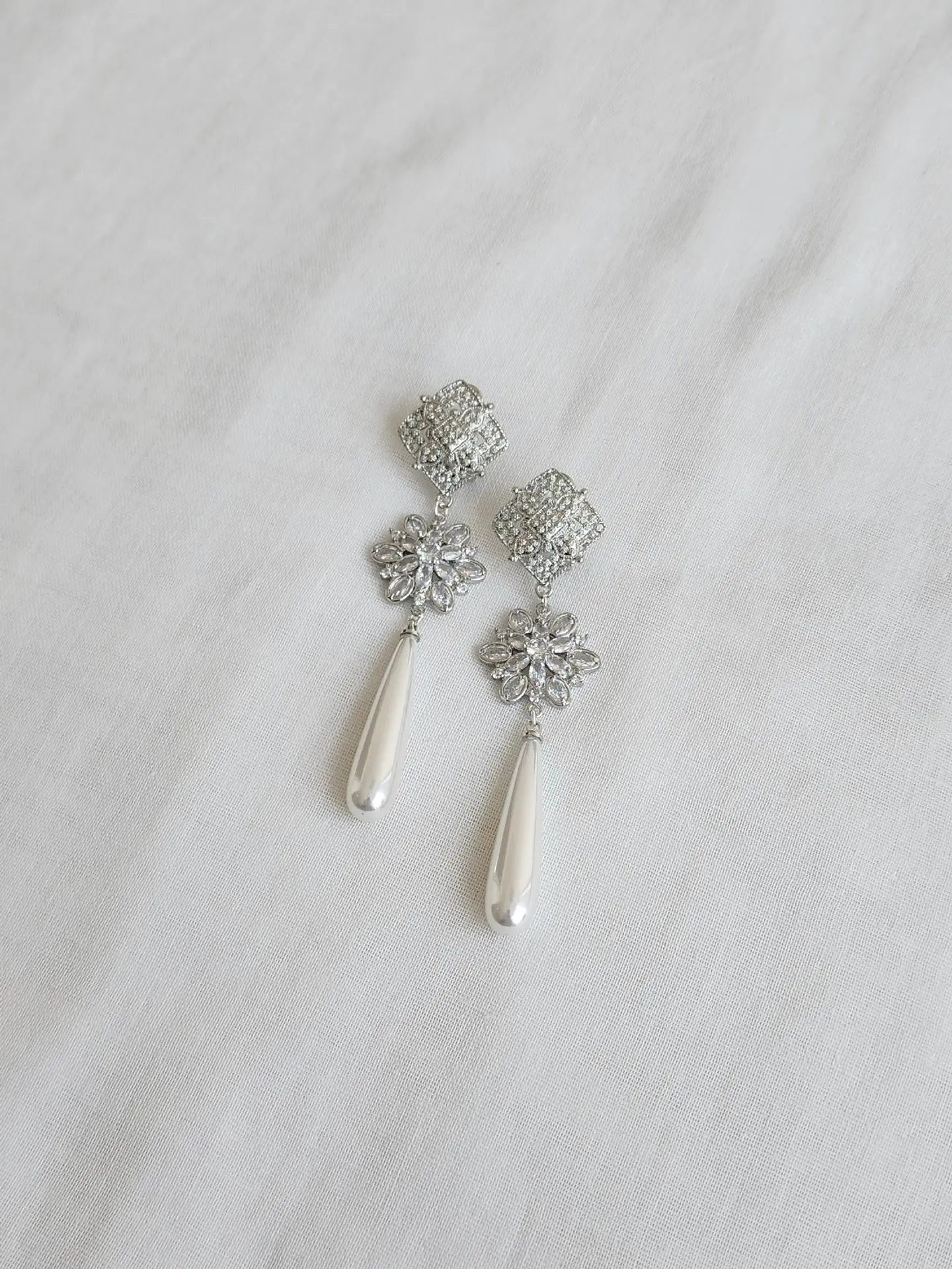 Aros flor circonita y perla larga 1