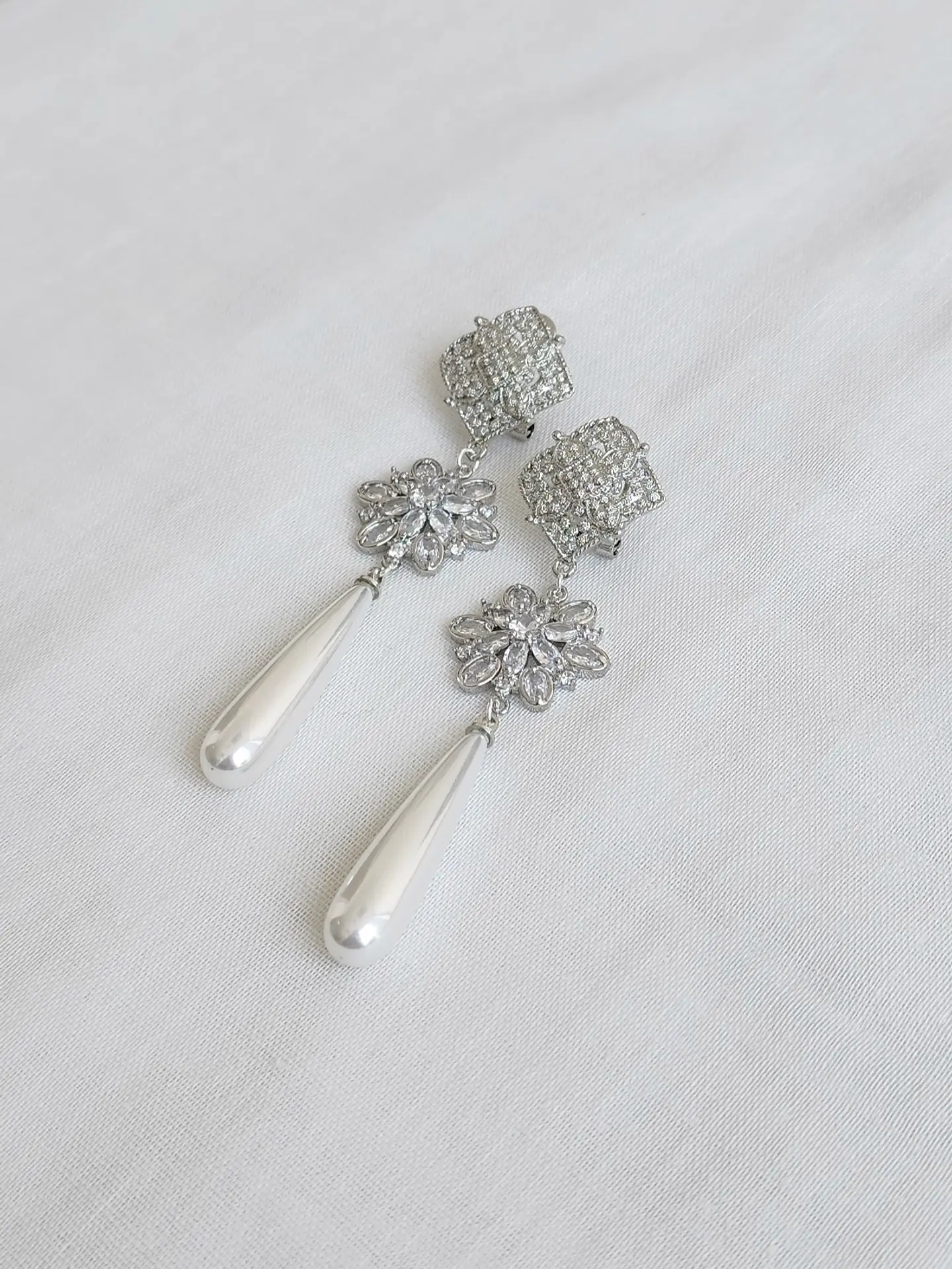 Aros flor circonita y perla larga 2