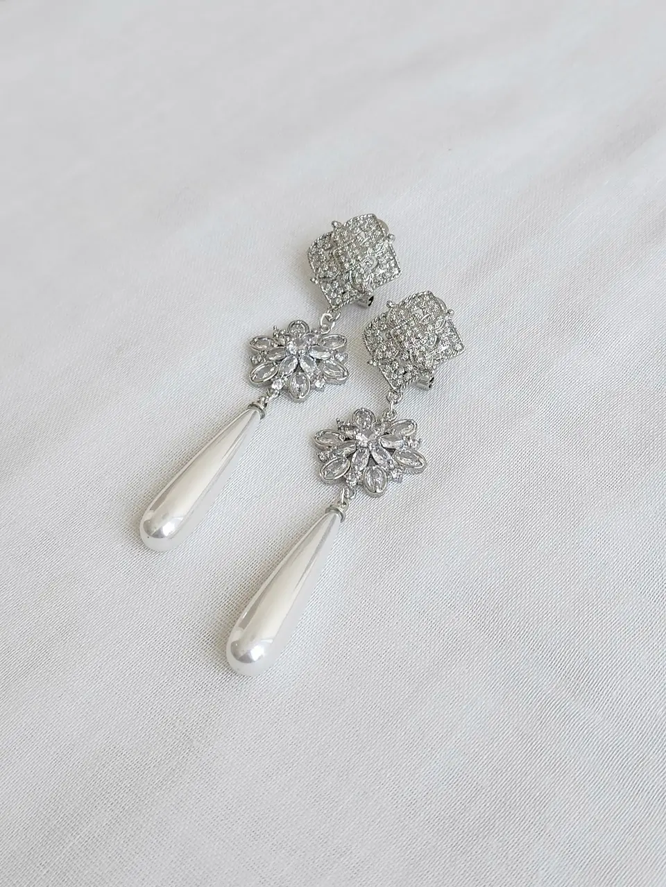 Aros flor circonita y perla larga 2
