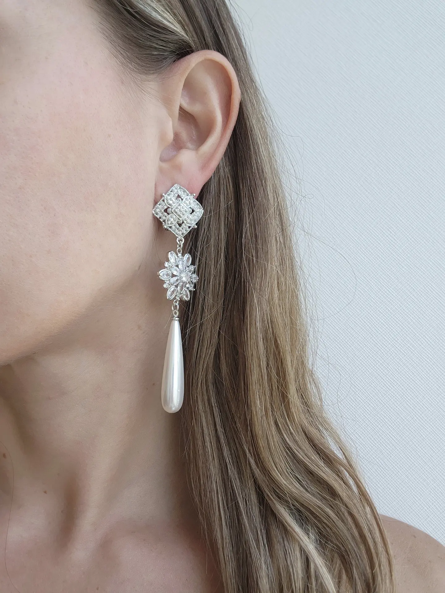 Aros flor circonita y perla larga 3