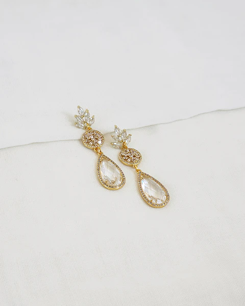 Aros largos dorados con circonitas y cristal