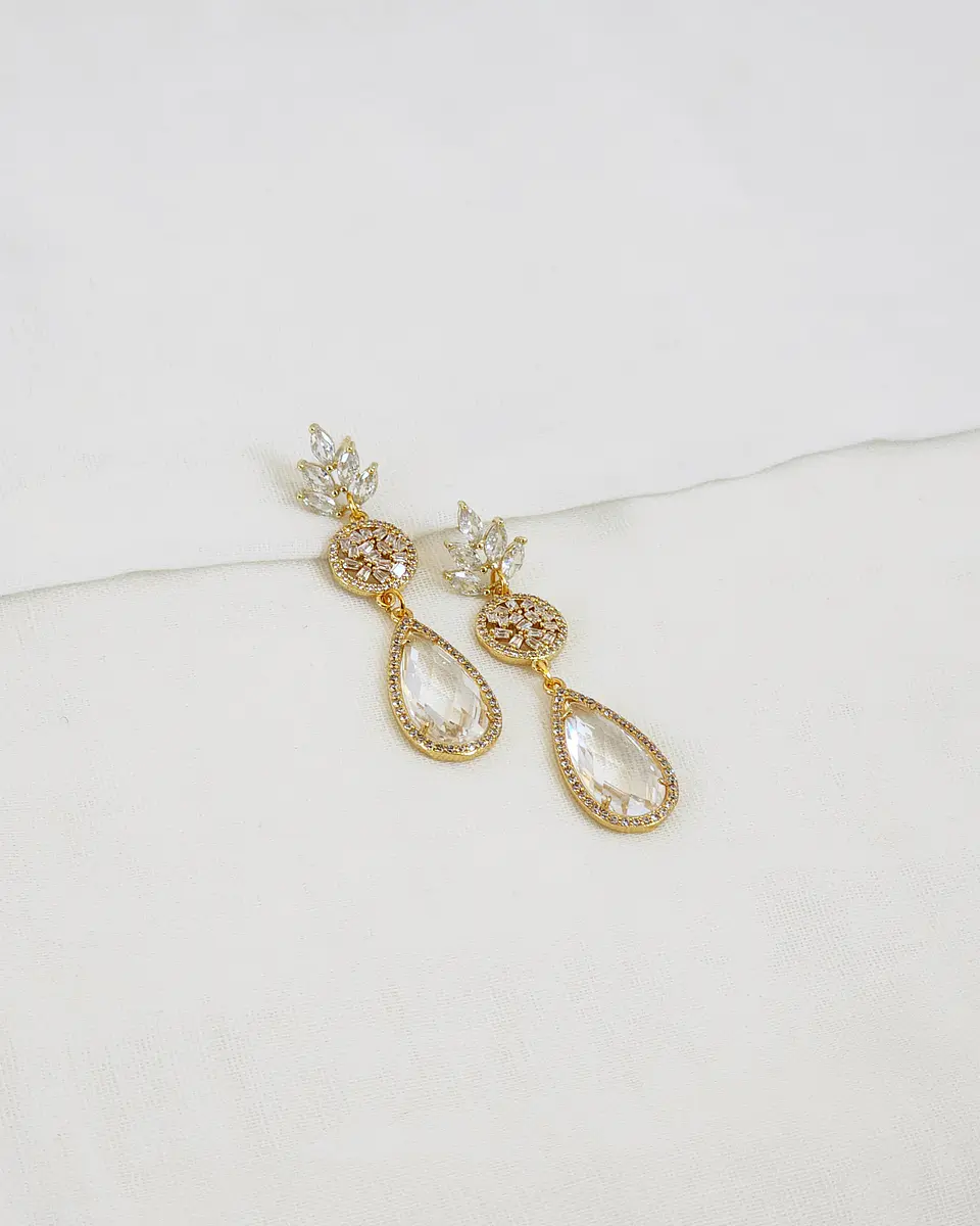 Aros largos dorados con circonitas y cristal 2
