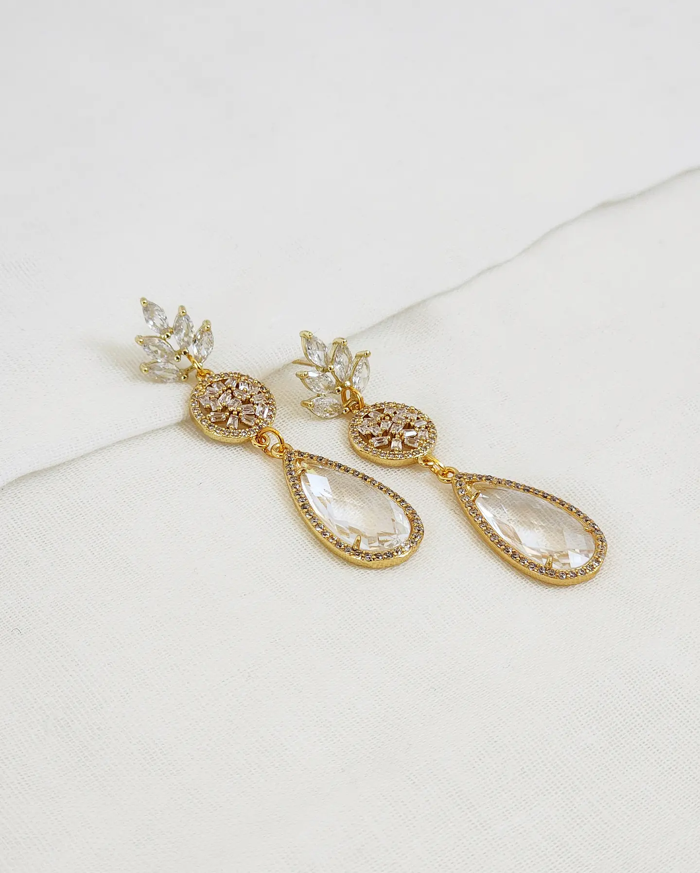 Aros largos dorados con circonitas y cristal 1