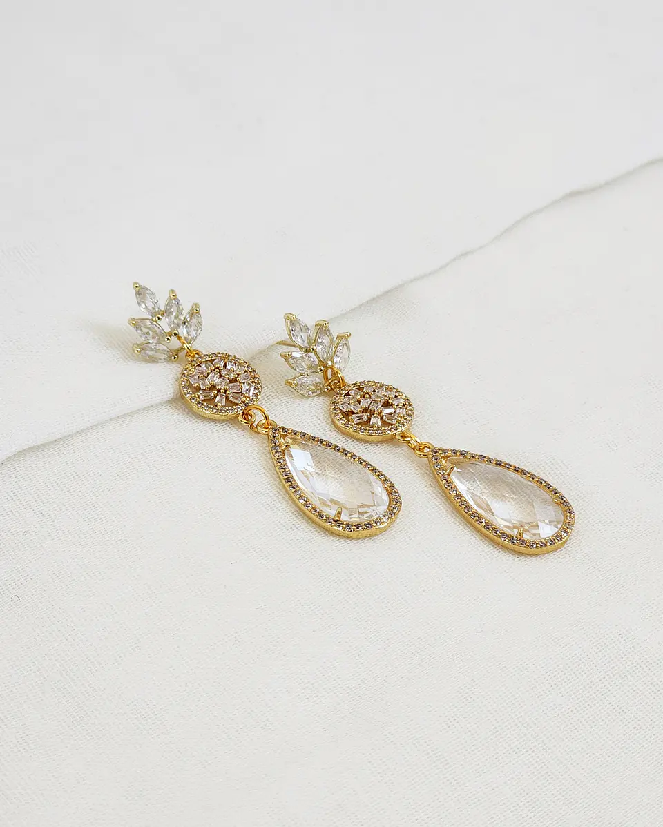 Aros largos dorados con circonitas y cristal 1