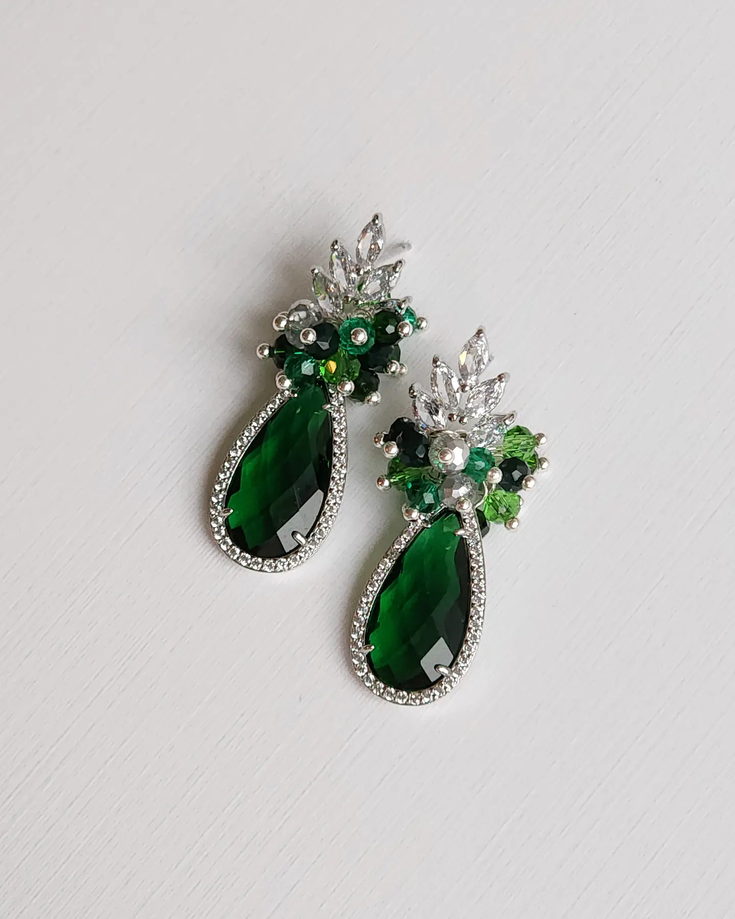 Aros cristal verde con circonitas y racimo 2