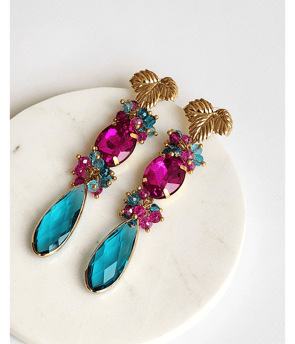 Aros Largos hoja con cristal fucsia y turquesa con racimo