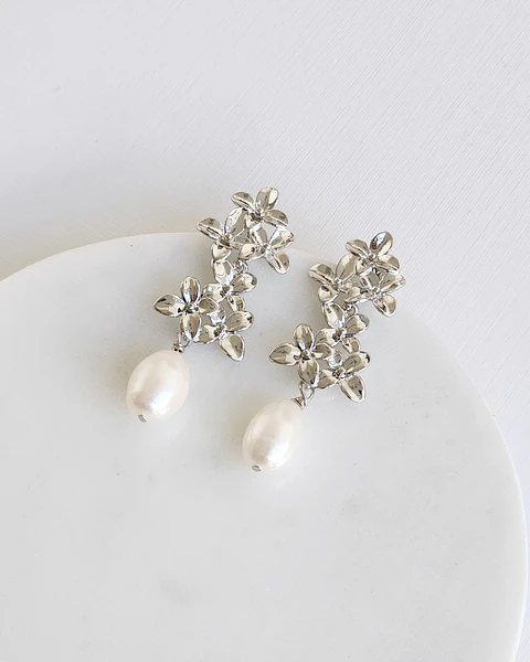 Aros doble flor plateada con perla
