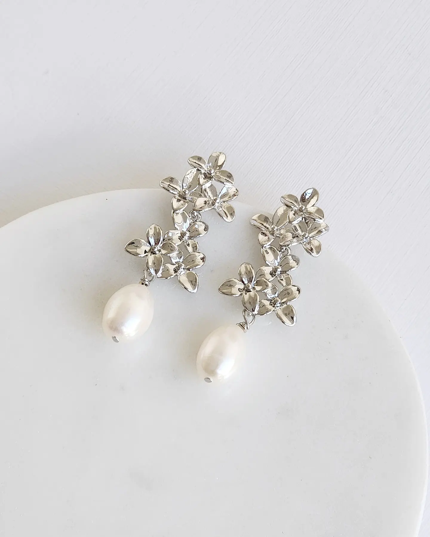 Aros doble flor plateada con perla 2