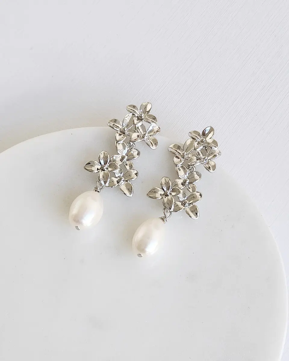 Aros doble flor plateada con perla 2