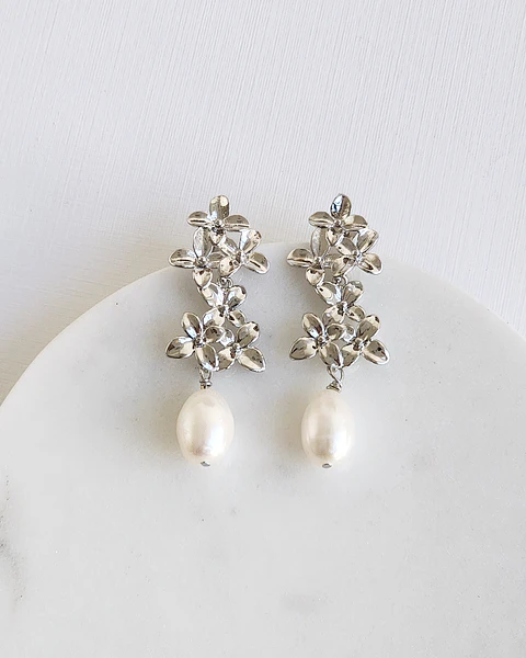 Aros doble flor plateada con perla