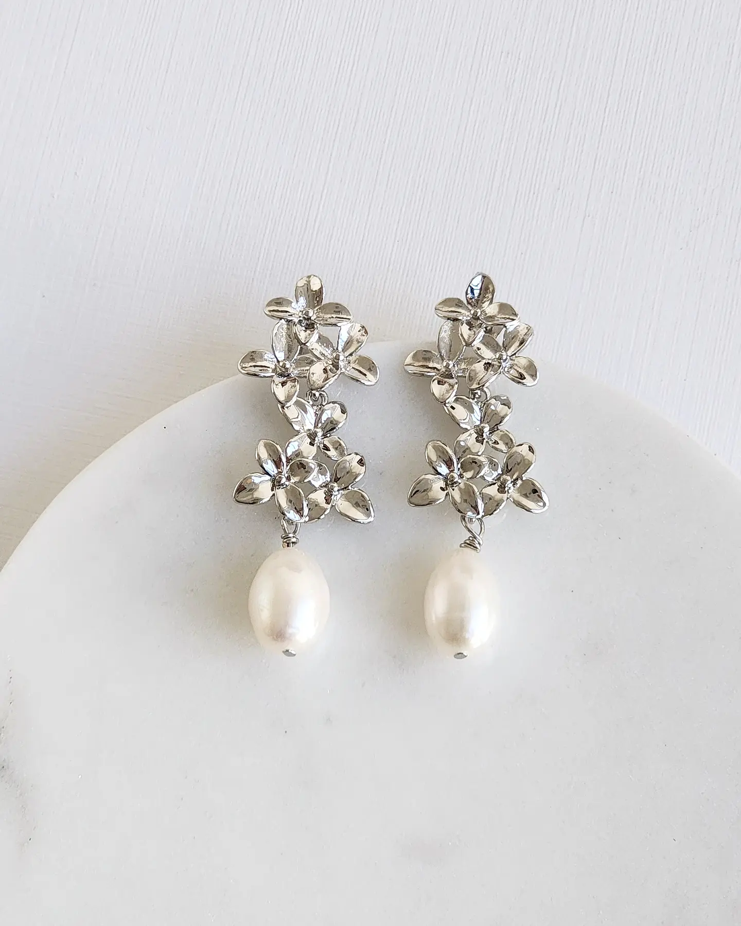 Aros doble flor plateada con perla 1