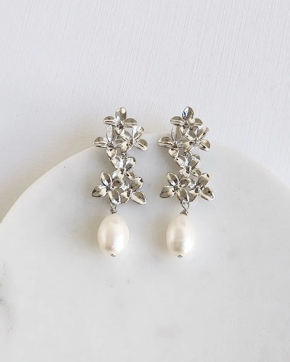 Aros doble flor plateada con perla 1