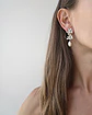 Aros doble flor plateada con perla - Miniatura 3