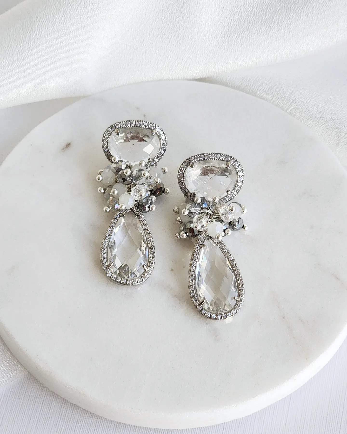 Aros con cuarzo, circonitas y cristal transparente con racimo 1