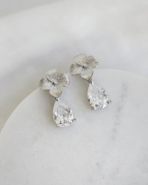 Aros flor pequeña con circonita en forma de gota