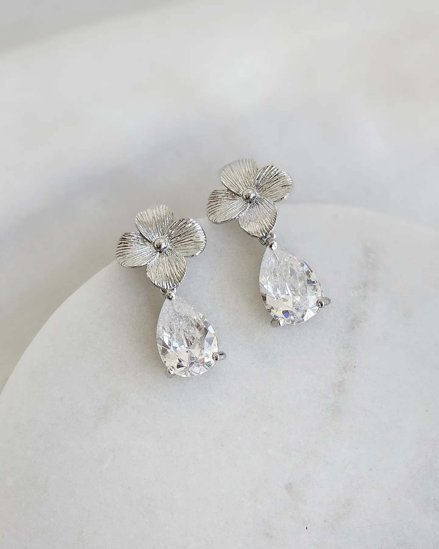 Aros flor pequeña con circonita en forma de gota 2