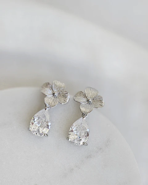 Aros flor pequeña con circonita en forma de gota
