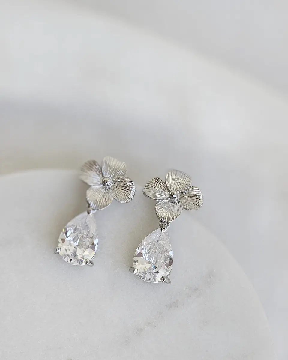 Aros flor pequeña con circonita en forma de gota 1