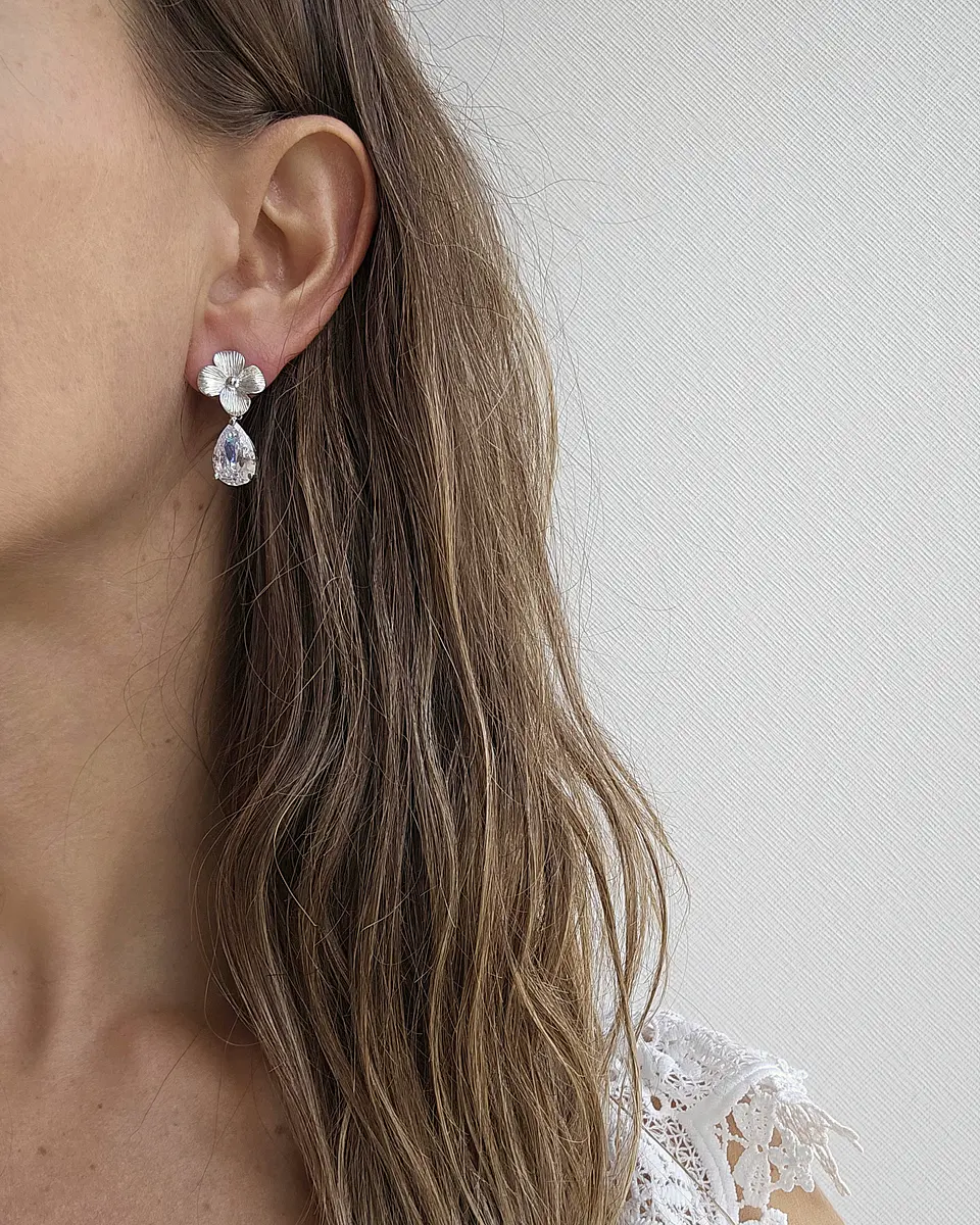 Aros flor pequeña con circonita en forma de gota 3