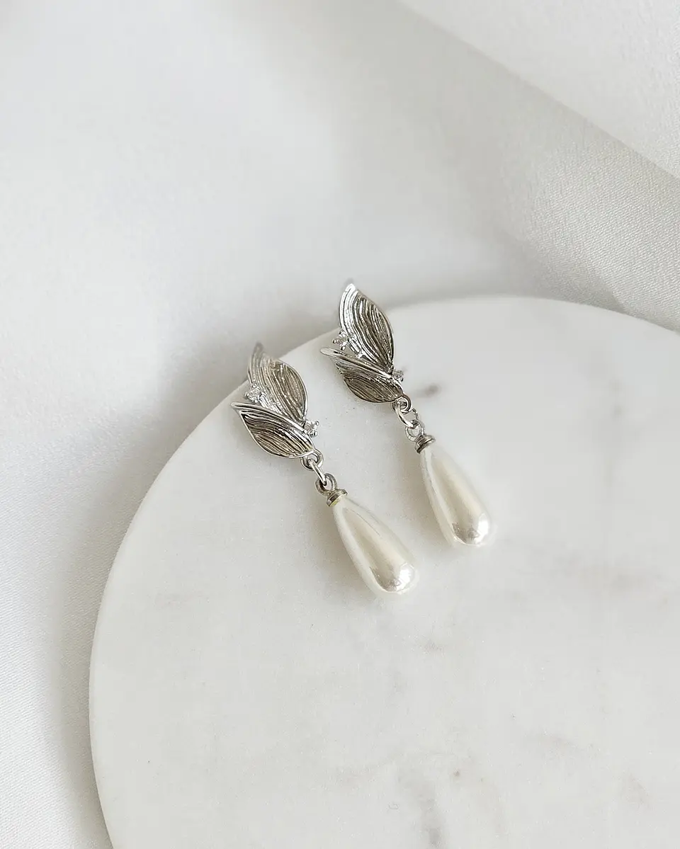 Aros hoja con circonita y perla 1