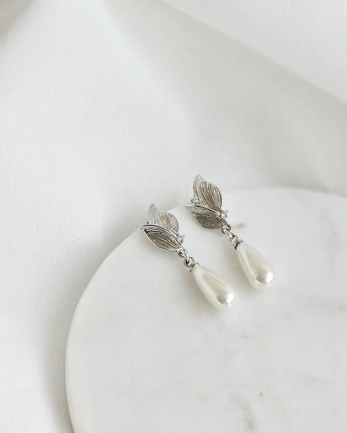 Aros hoja con circonita y perla 2