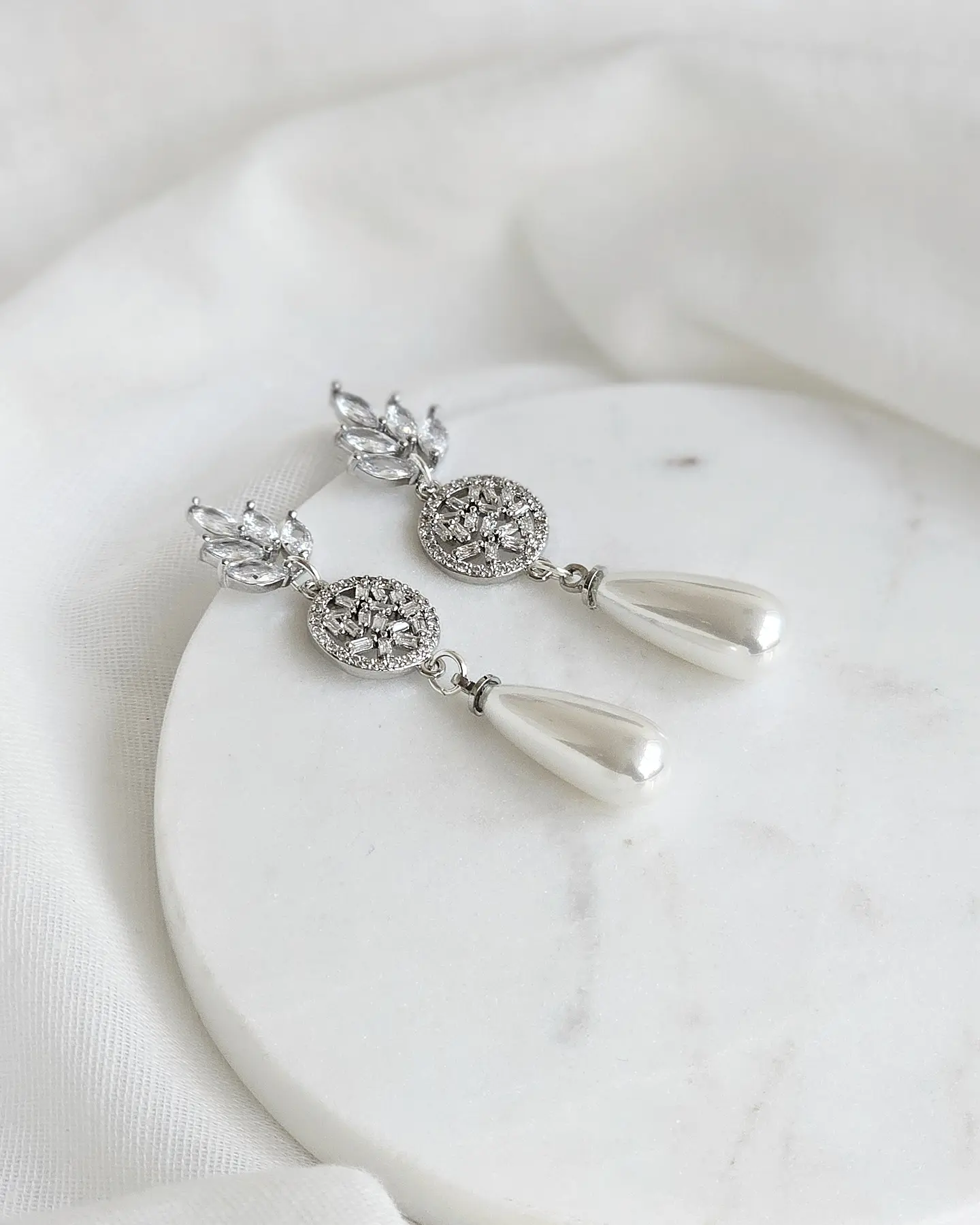 Aros largos de circonita y perla plateado 2