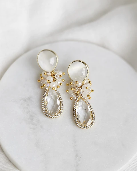 Aros blancos con cristal transparente y racimo
