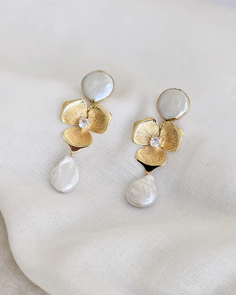 Aros perla, flor dorada y perla barroca