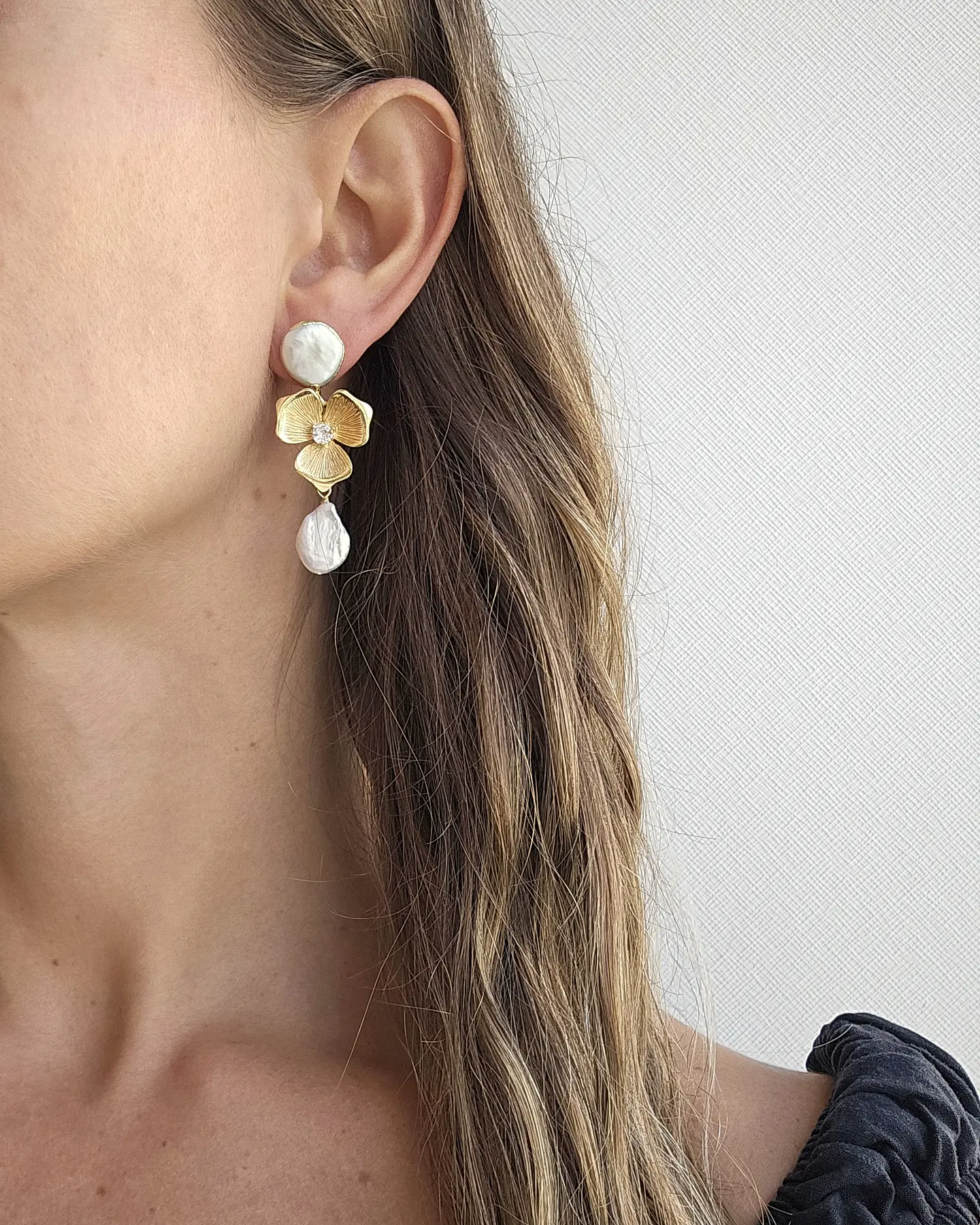Aros perla, flor dorada y perla barroca 3