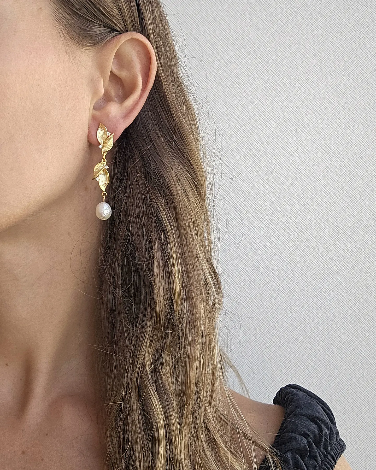 Aros doble hoja con perla natural 3