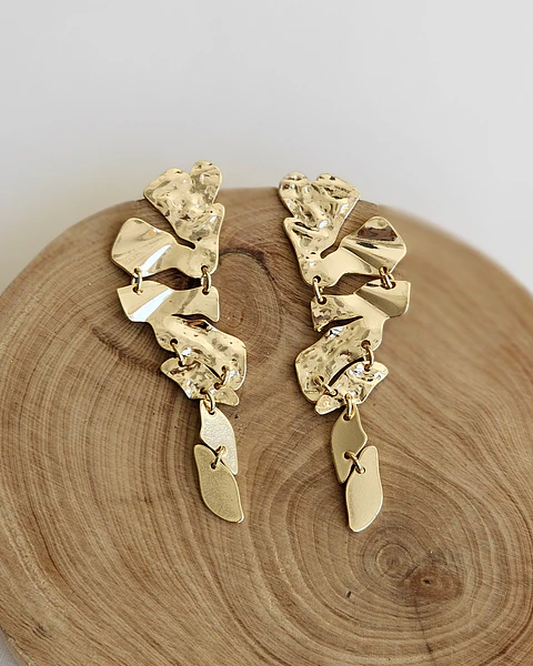 Aros dorados disparejos