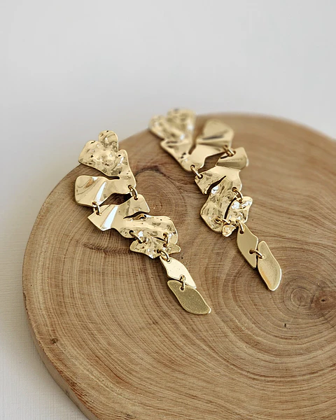 Aros dorados disparejos
