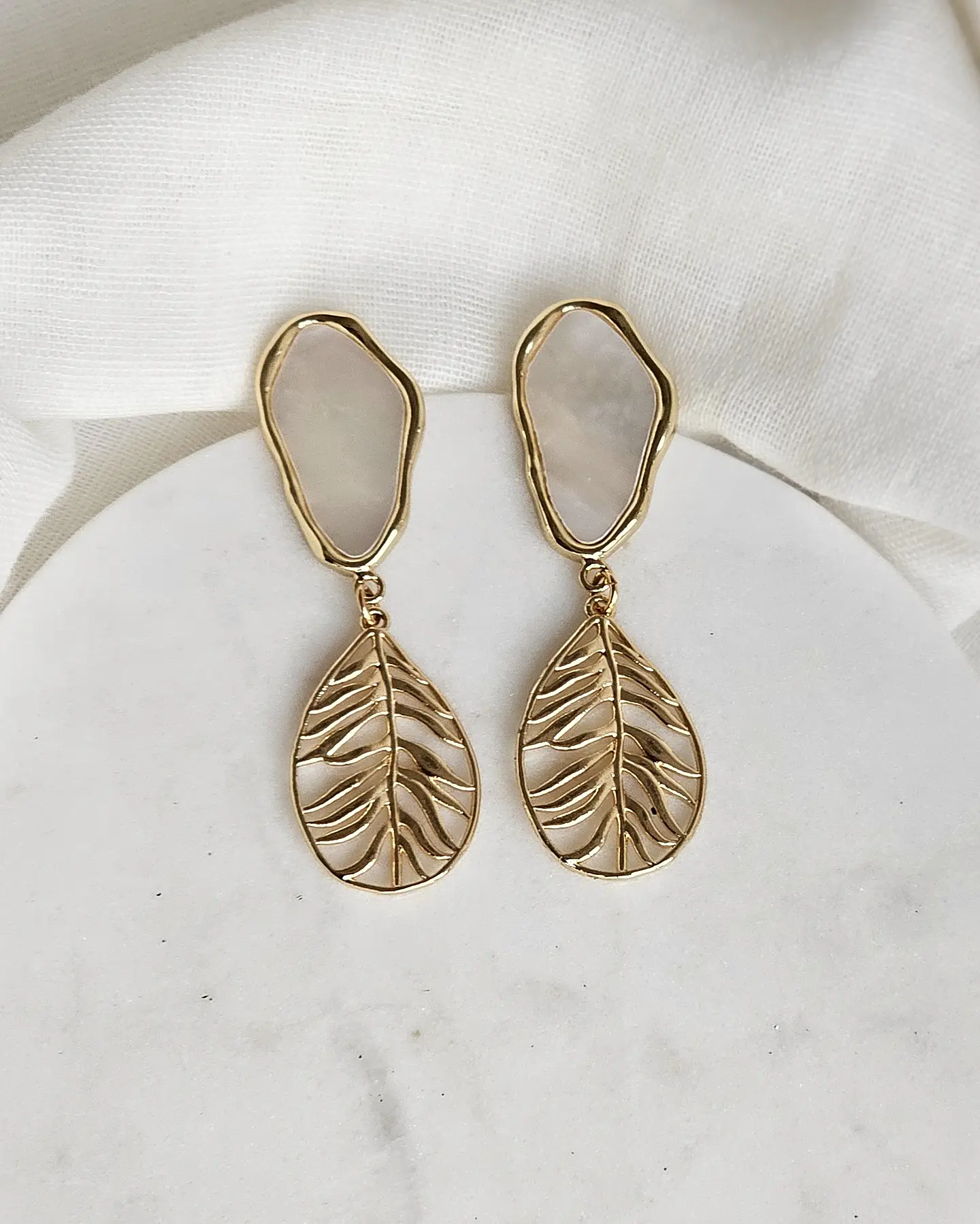 Aros concha perla y hoja dorados 1