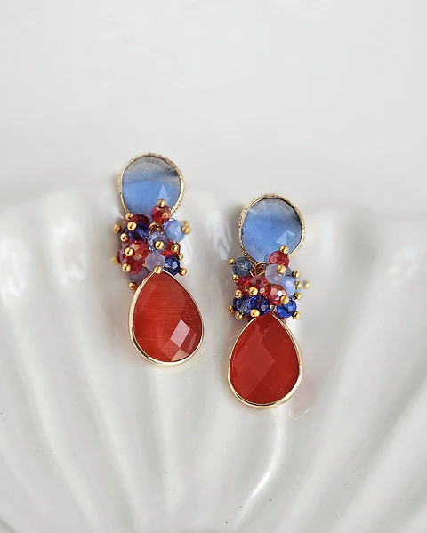 Aros azules y rojo con racimo