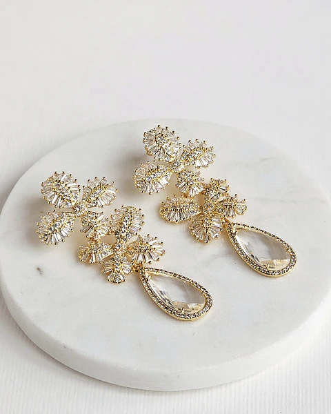 Aros de doble flor de circonitas y cristal dorado