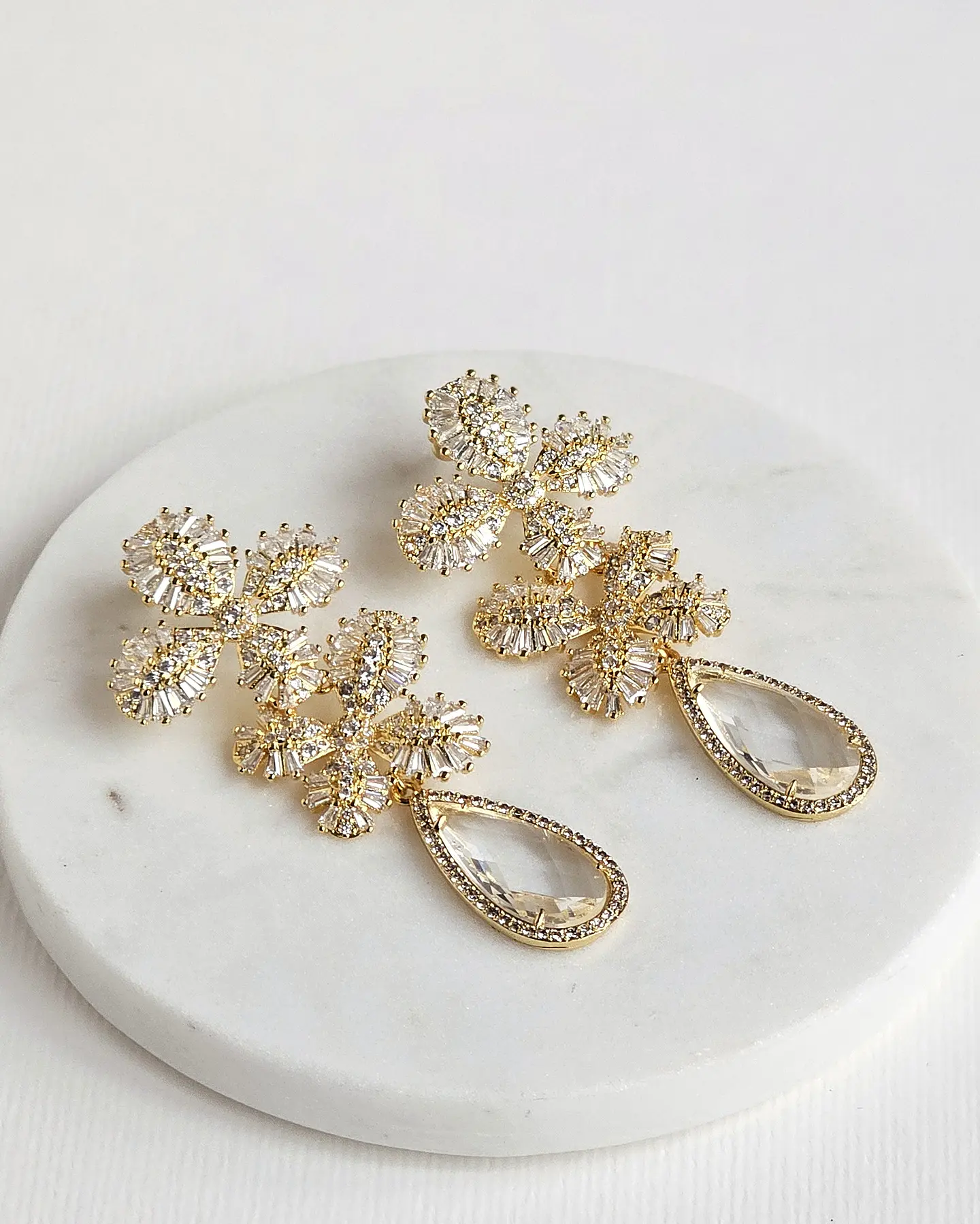 Aros de doble flor de circonitas y cristal dorado 1
