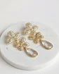 Aros de doble flor de circonitas y cristal dorado - Miniatura 1