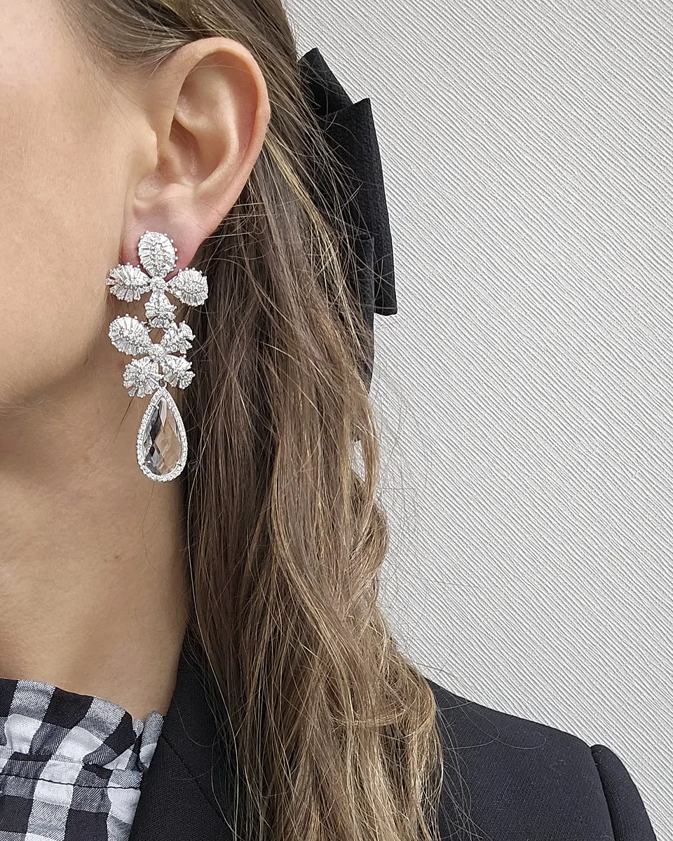Aros de doble flor de circonitas y cristal plateado 3
