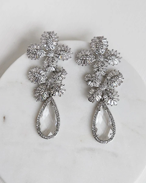 Aros de doble flor de circonitas y cristal plateado