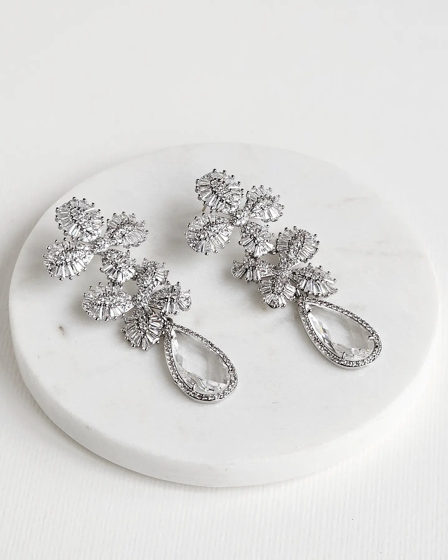 Aros de doble flor de circonitas y cristal plateado 1