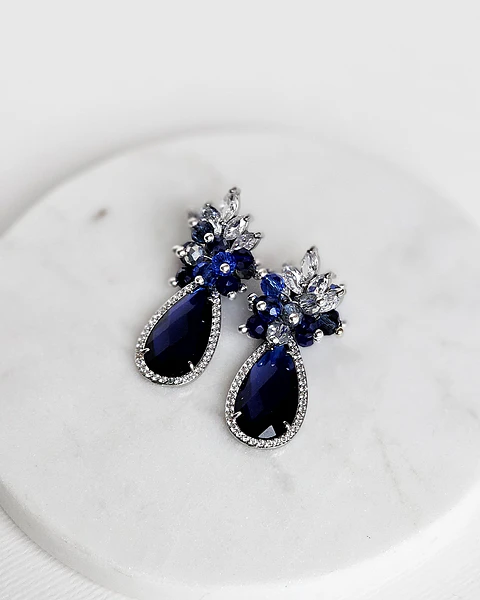 Aros de circonita con cristal azul y racimo
