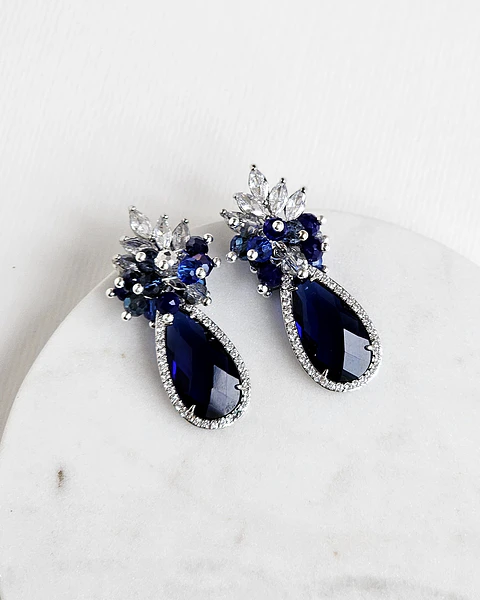 Aros de circonita con cristal azul y racimo