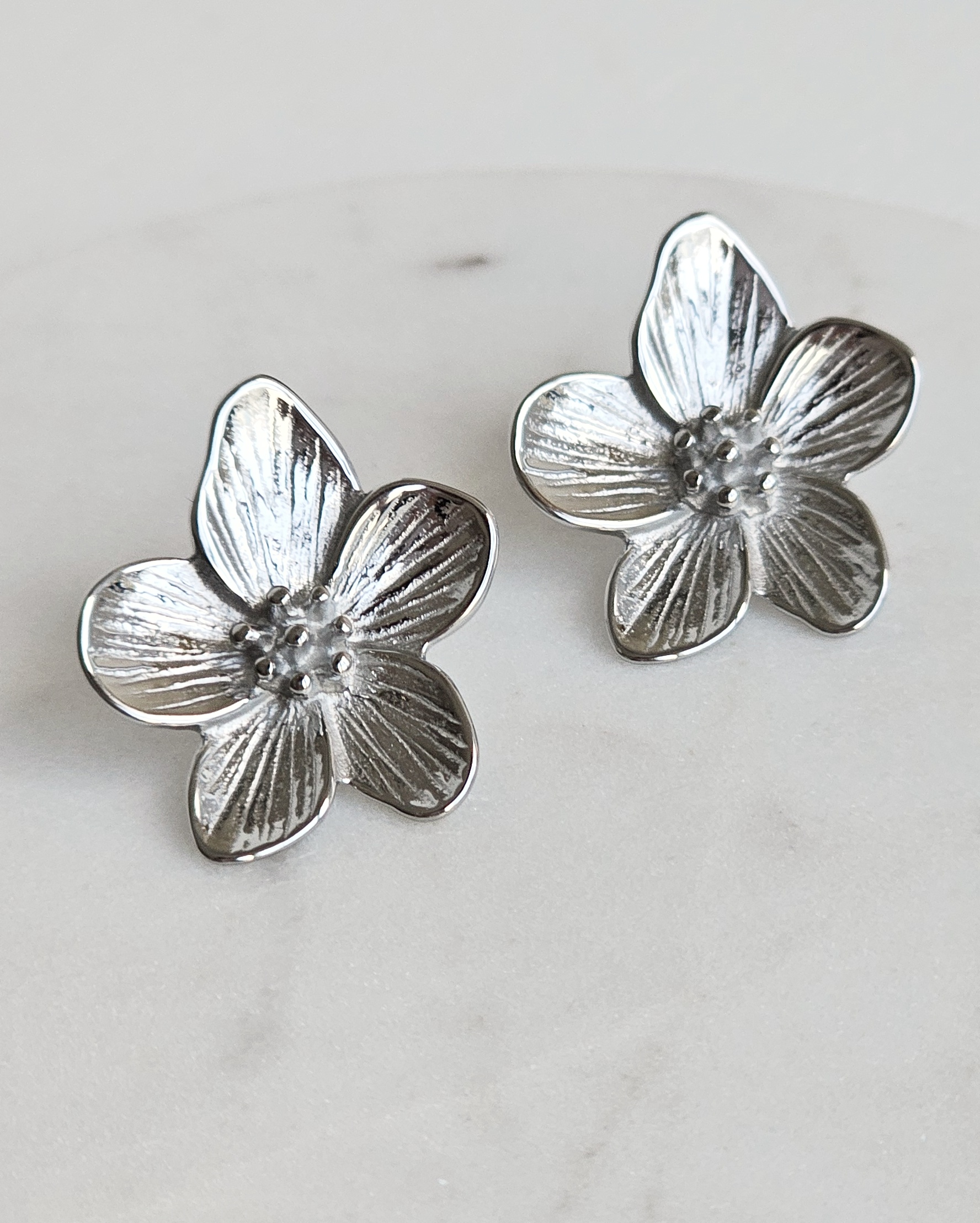 Aros flor plateada mediana