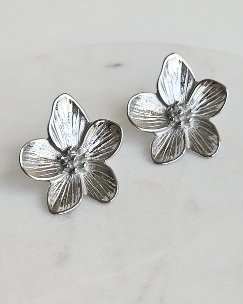 Aros flor plateada mediana