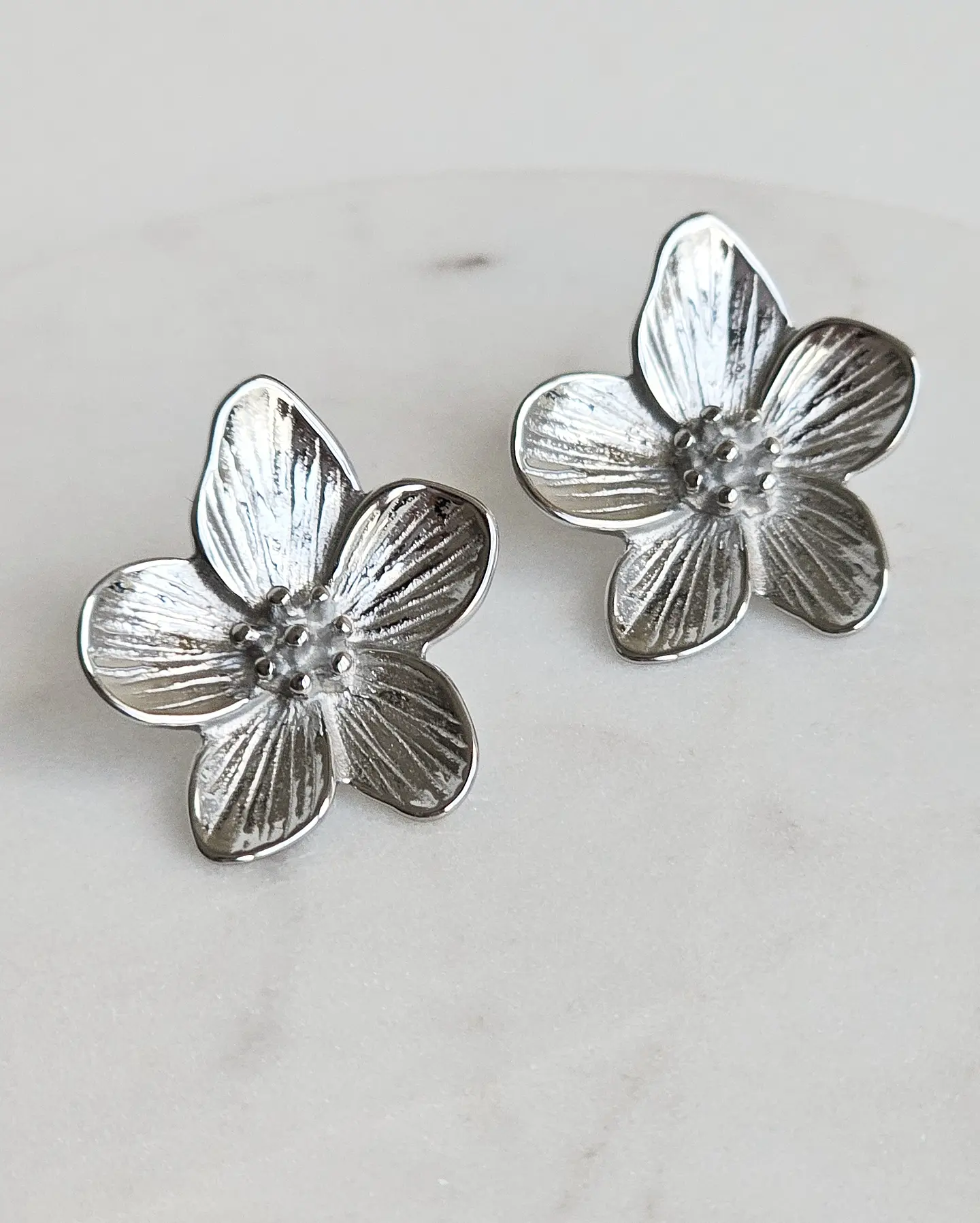Aros flor plateada mediana 1