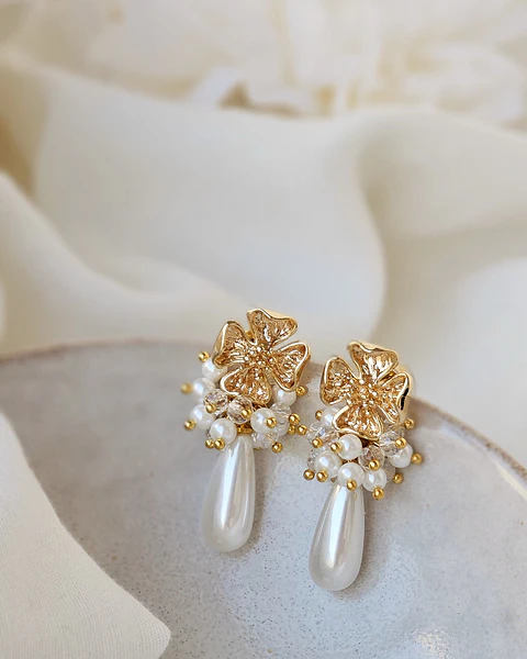 Aros flor con perla alargada y racimo
